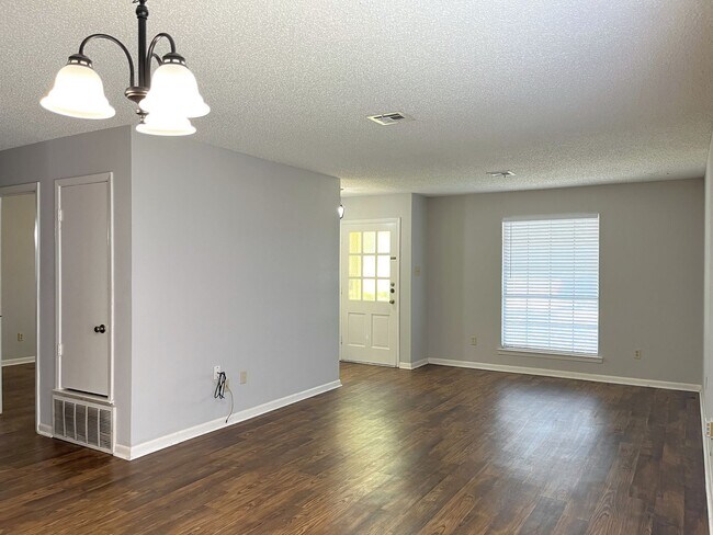 Foto del edificio - Convenient location close to shopping and Hwy 6!