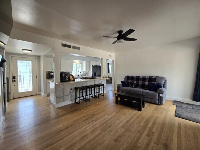 Foto del edificio - Modern and Bright 45th St Duplex