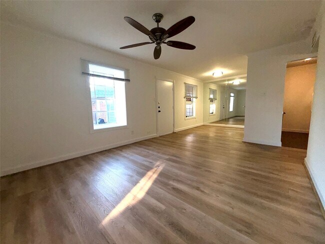 Foto del edificio - 9029 Gaylord Dr