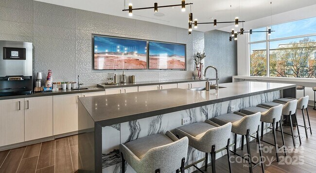 Foto del edificio - 4425 Sharon Rd