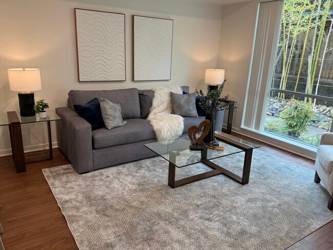 Una sala de estar amplia y acogedora. - 1655 N California Blvd