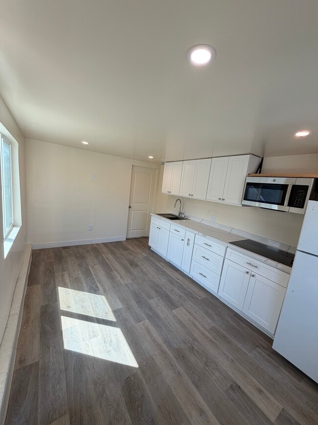 Foto del edificio - 3447 Caspian Ave