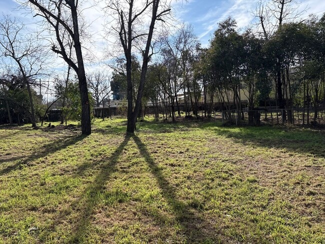 Building Photo - 30 Oak Dr