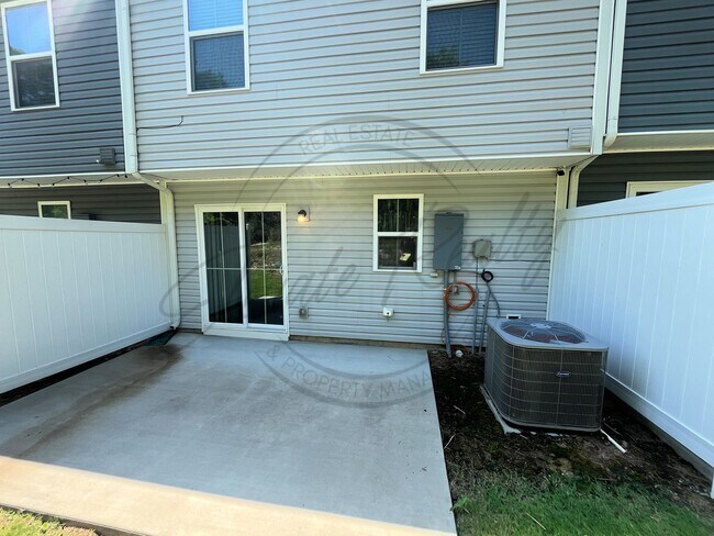 Foto del edificio - Three Bedroom Townhouse with Garage in Lov...