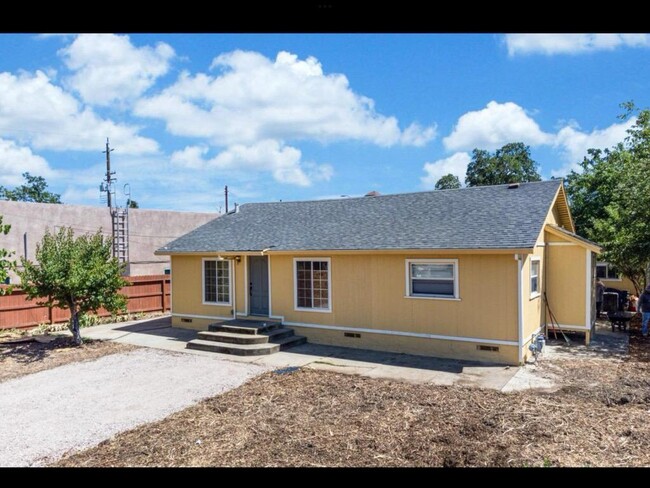 Building Photo - 1528 Los Robles Blvd