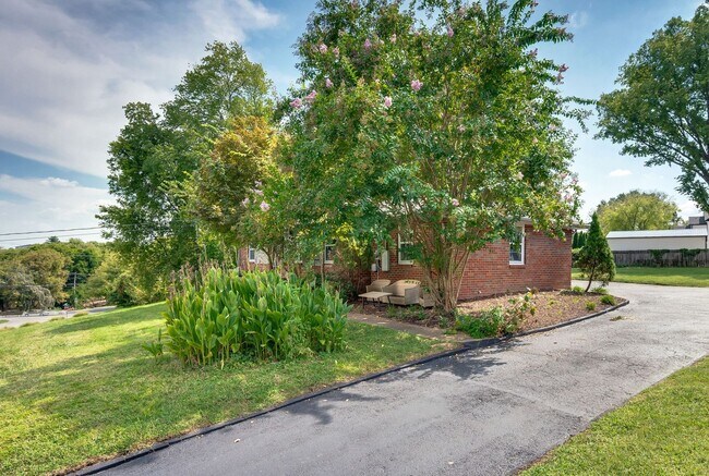 Foto del edificio - Beautifully Updated 3BR/1.5BA Home in Coveted Caldwell Hall!