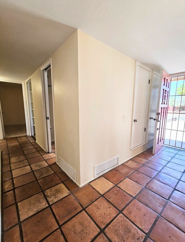 Foto del edificio - Spacious 3 bd 2 bath home.