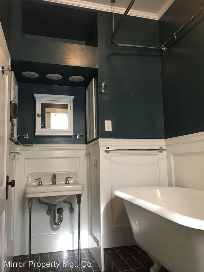 Building Photo - 3 br, 1 bath House - 833 NE Simpson St