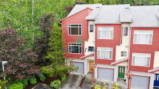 Foto del edificio - 3 Bed 2.5 Bath End Unit Townhome is Available for Rent!