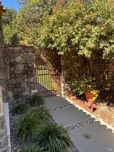 Building Photo - 35 Forest Ln