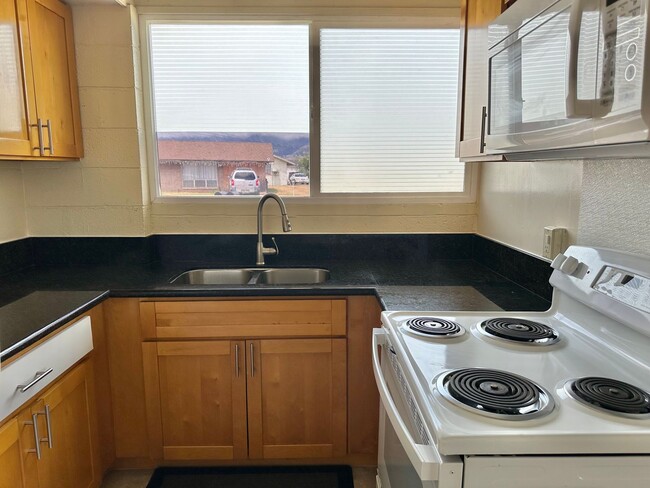 Building Photo - Spacious 2 Bedroom / 1 Bath Main House in ...