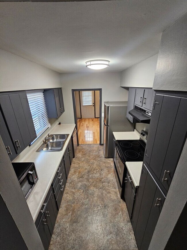 Foto del edificio - Spacious and Renovated 3 Bedroom Home