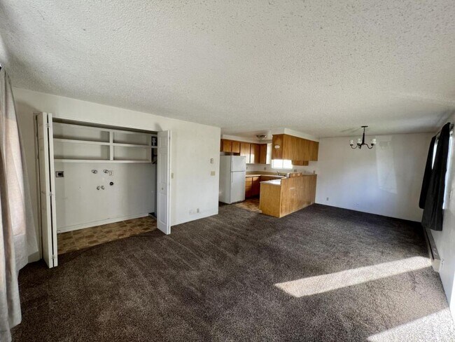 Building Photo - 412 NE Candy Ln