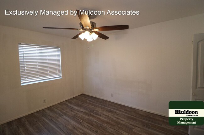 Foto del edificio - Cute as a button!  1 1/2 Story home on a b...