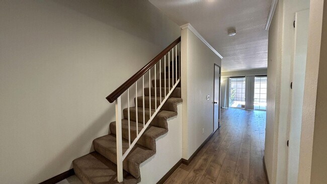 Building Photo - 2 Bedroom 1.5 Bath Townhome Available in S...