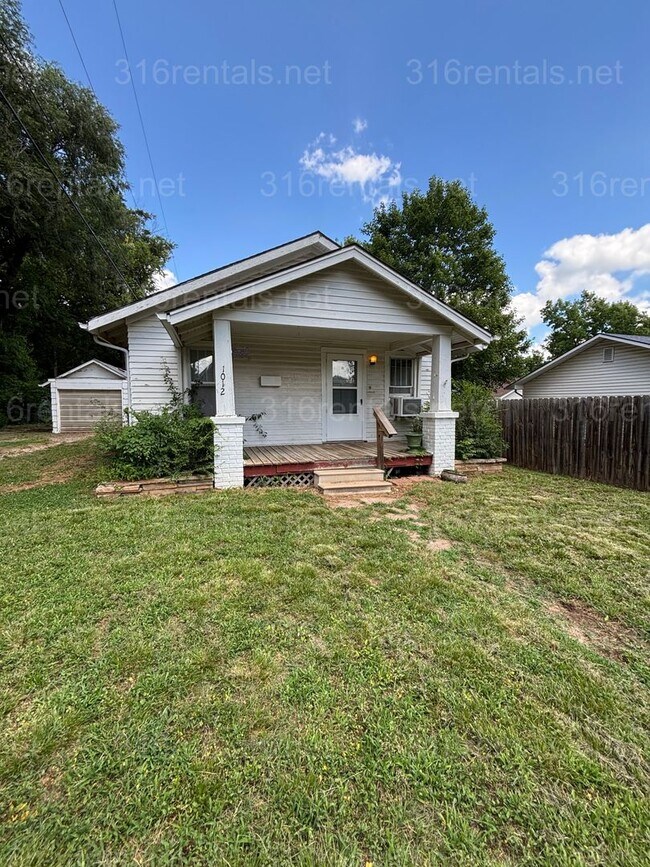 Foto del edificio - Two bed one bath available NOW!