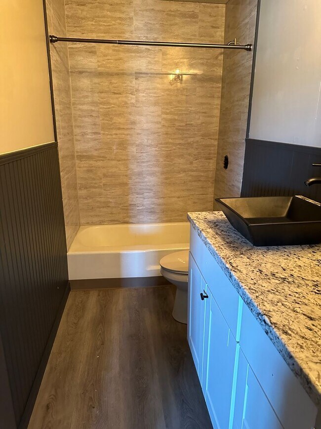 Building Photo - 1905 Nettleton Duplex