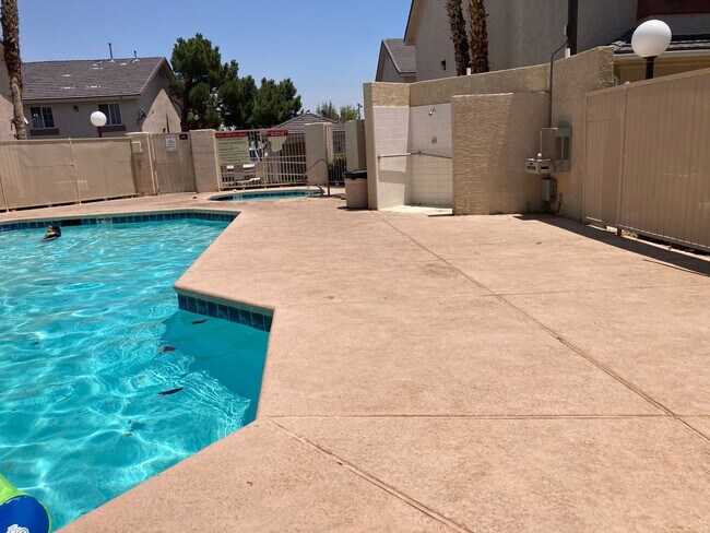 Foto del edificio - Townhouse 3 bedroom 2.5 bath 2 car garage