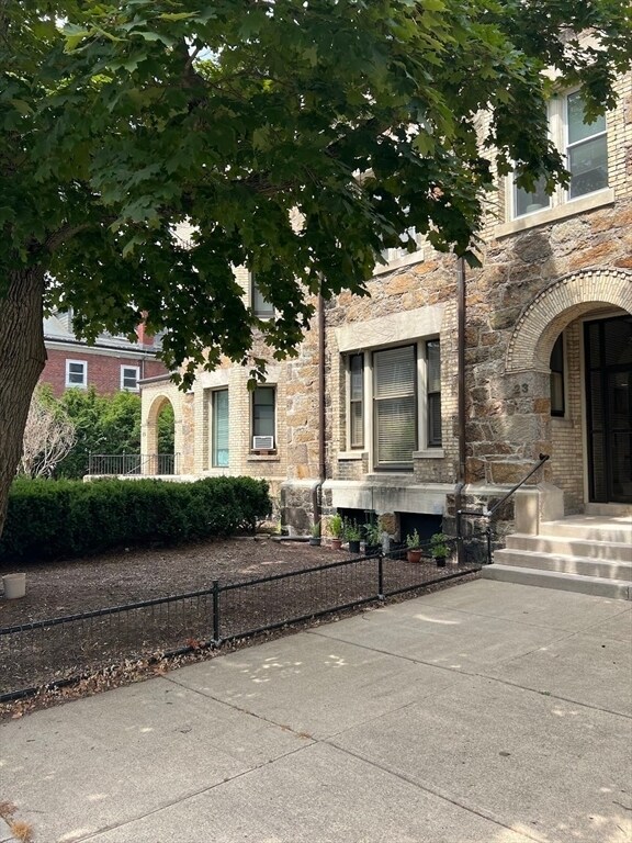 Foto del edificio - 22 Garrison Rd