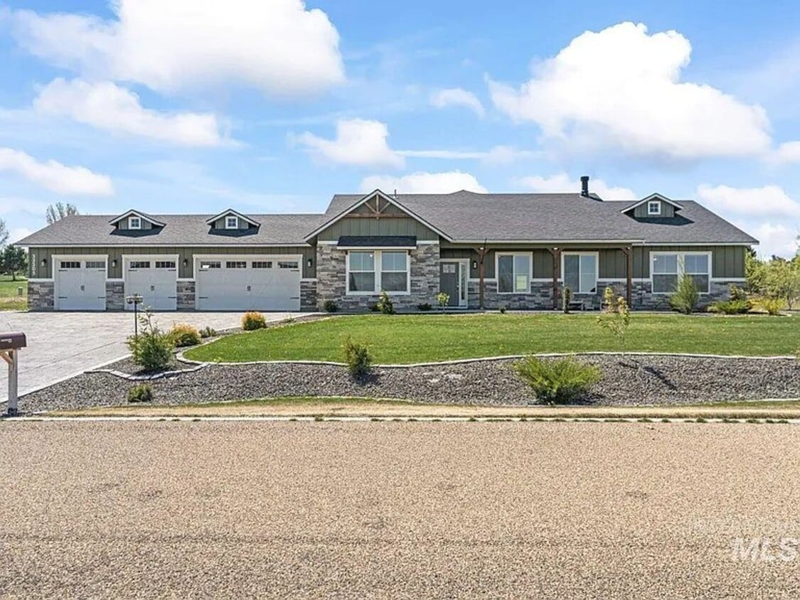 Primary Photo - Beautiful 4/3 on TimberStone Golf Course