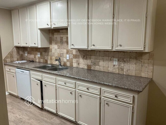 Foto del edificio - 2227 Briarwest Blvd
