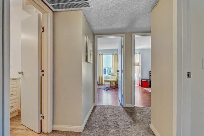 Building Photo - 3417 Villa Knolls S Dr