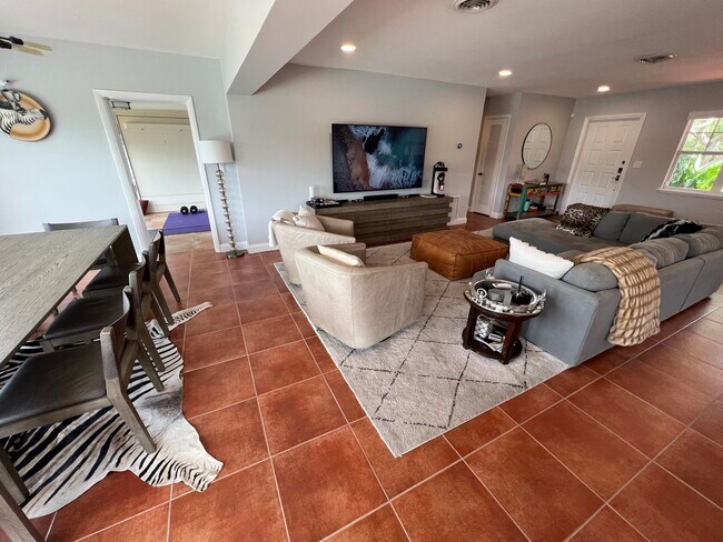 Building Photo - 1653 Poinsettia Dr