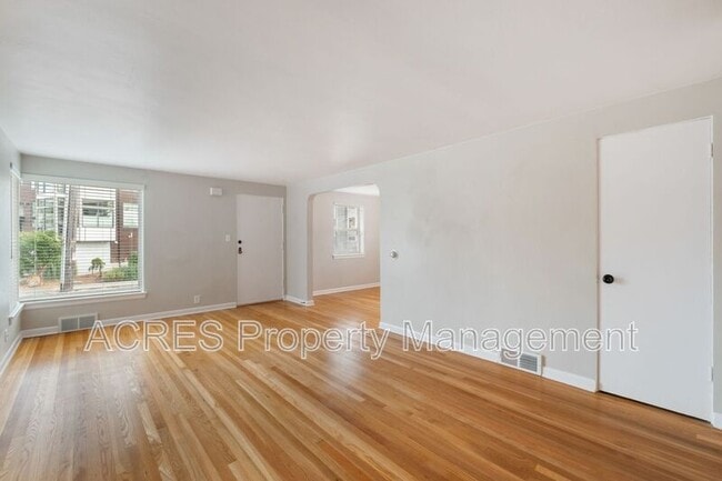 Building Photo - 2900-2916 Alki Avenue SW