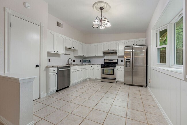 Building Photo - 920 Acorn Oaks Dr