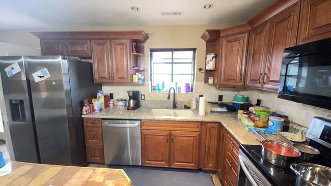 Building Photo - 4 Bed 2.5 Bath Home for Rent