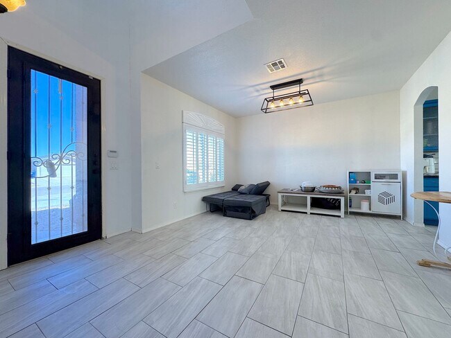 Building Photo - East El Paso 4 Bed 2.5 Bath Refrig A/C