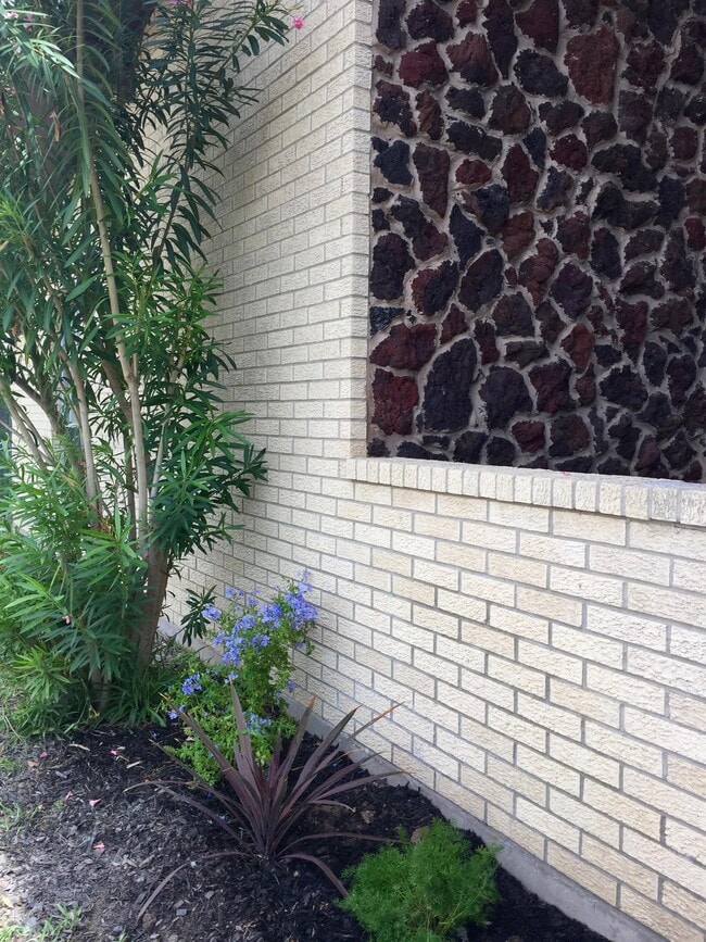 Building Photo - 1201 Wisteria Ave