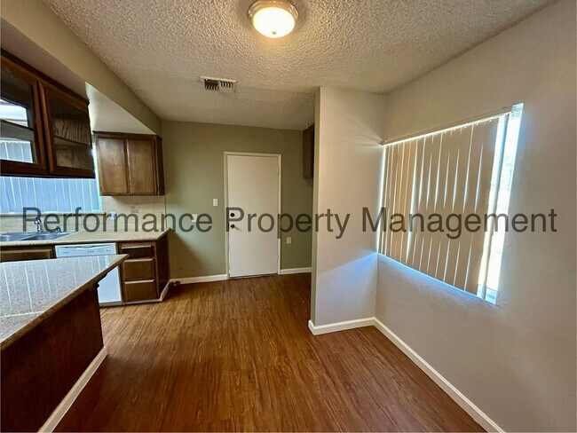 Foto del edificio - Cute 3 Bed/1 Bath SE Bakersfield Home w/ S...
