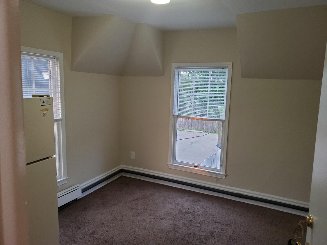 718 Lowell St Unit 9, Ypsilanti, MI 48197 Room for Rent in Ypsilanti