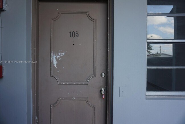 Foto del edificio - 300 NE 1st Ct