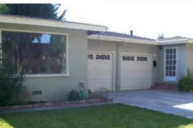 Building Photo - 916 Bautista Dr