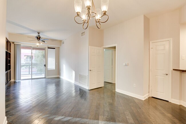 Foto del edificio - Luxury Guard-Gated 2-Bedroom Condo with Private Garage & Resort Amenities!