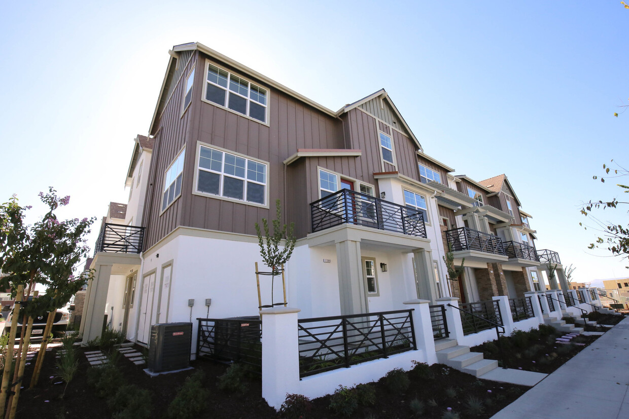 Primary Photo - Modern Farmhouse Style Townhome 4 bed 3.5 ...