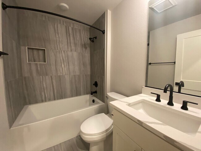 Building Photo - 3 Bedroom Westmorland Townhome!!