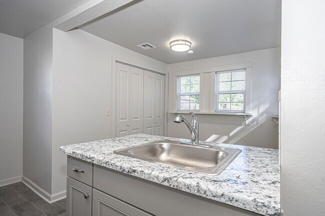 Foto del edificio - PARK VIEW!!  2 Bed - 1 bath in NW OKC!