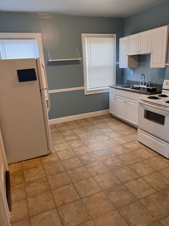 Foto del edificio - Large Spacious 4 Bedroom UPPER with Large Living Room and Dining Area!!