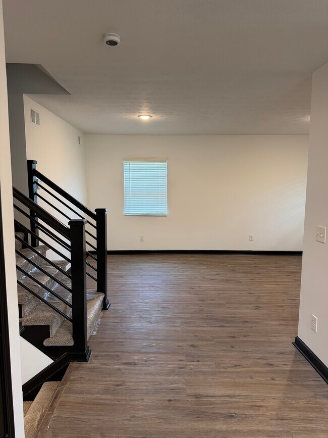 Building Photo - 2020 Val Vista Ct