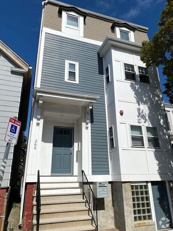 Building Photo - 266 Lexington St