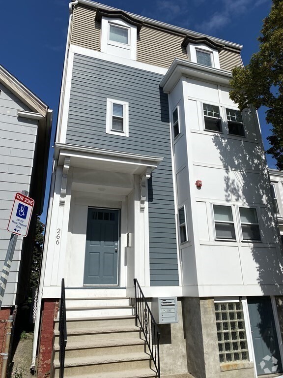 Building Photo - 266 Lexington St
