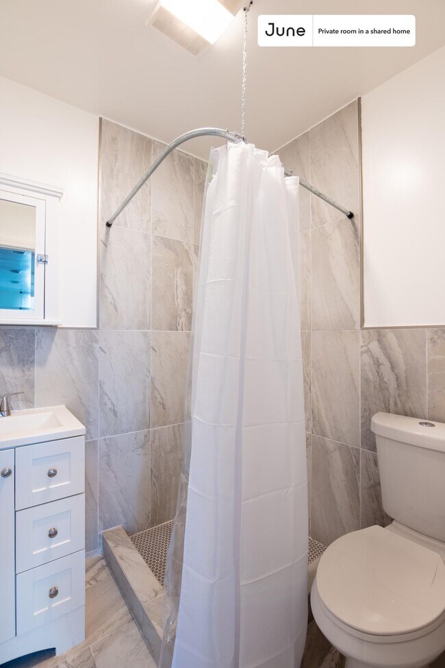Foto del edificio - Private bedroom in 3 bed/1 bath Home