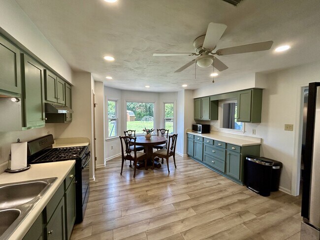 Building Photo - 1701 Everest Cir
