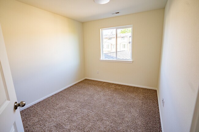 Building Photo - Large Duplex in a Quiet Location!