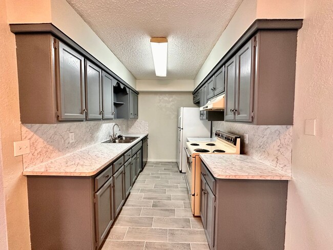 Building Photo - Beautiful 2 bedroom duplex with attached garage