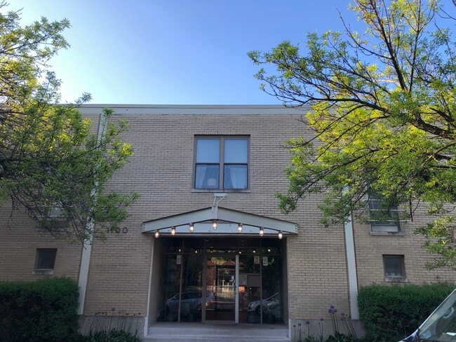 Building Photo - 1100 W Cornelia Ave