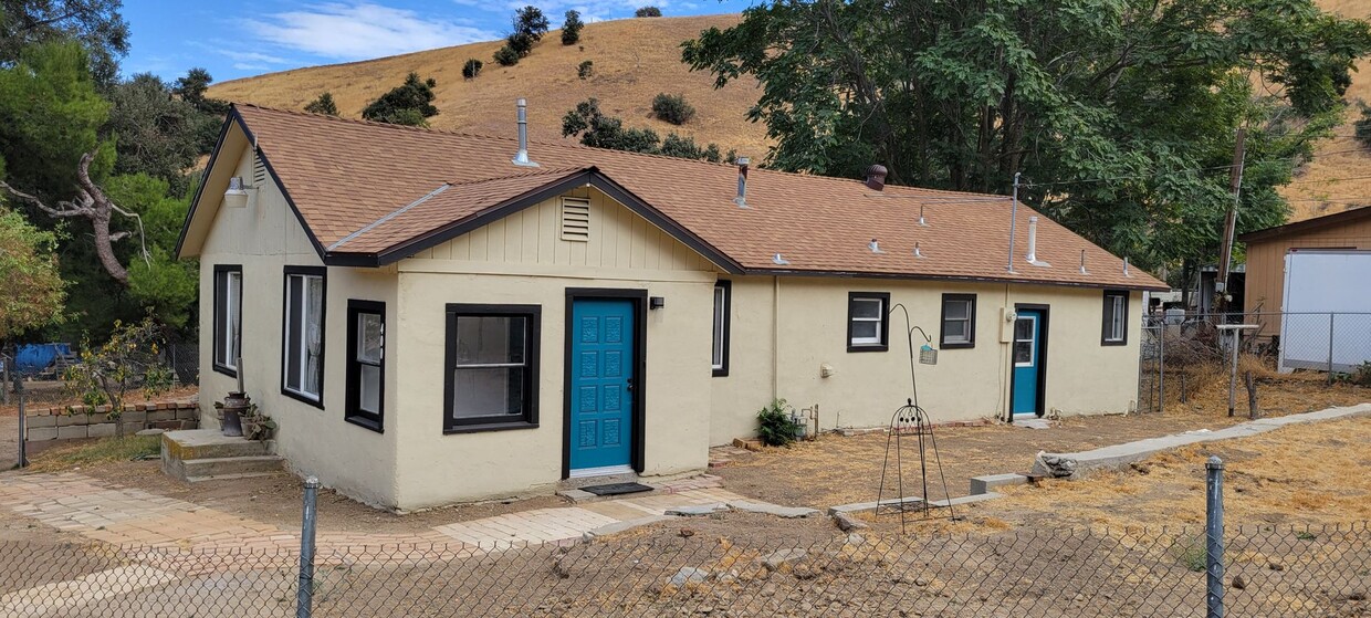 Foto principal - Charming Renovated Lebec Home - 3+2 with 2...
